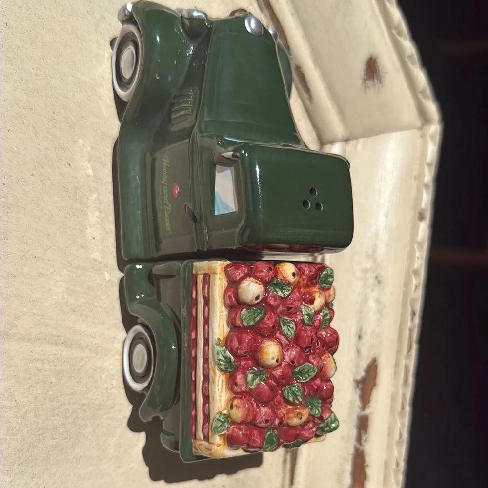 Ceramic vintage Apple Truck Salt & gift‎ Pepper Shaker Set in original box